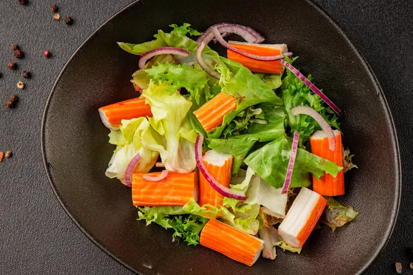 Yengeç salatası yeşil salata sağlıklı yemek aperatifi taze gurme yemek masası kırsal yemek üst görünüm fotokopi alanı keto ve paleo diyeti.