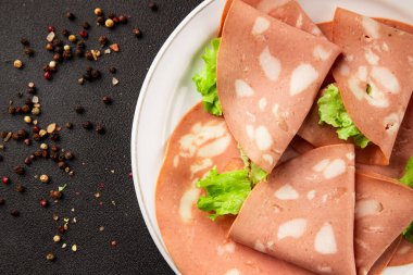 Mortadella sosisi eti dilimliyor. Atıştırmalık lezzetli. Lezzetli gurme yemeği.