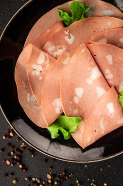 Mortadella sosisi eti dilimliyor. Atıştırmalık lezzetli. Lezzetli gurme yemeği.