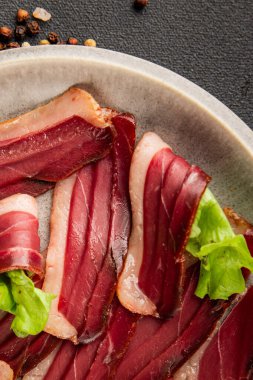 Ördek göğsü dilimleri, tütsülenmiş et, kümes hayvanları, yemekler, lezzetli çerezler, lezzetli gurme yemek arka planı, masa kırsal yiyeceklerin üst görünümü, fotokopi alanı.