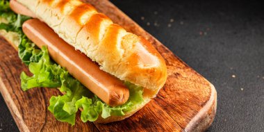 Sosisli sandviç taze çörek, sosis, yeşil marul yaprağı ev yapımı sandviç lezzetli aperatif lezzetli gurme yemek arkaplan masanın kırsal kesiminde fotokopi odası