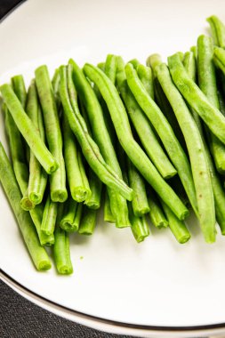 Taze taze fasulye taze sebze fasulyesi sağlıklı yemek aperatifi taze lezzetli gurme masası yemek arkaplanı hazırlıyor rustik üst görünüm fotokopi alanı keto ve paleo diyet vejetaryen ve vejetaryen yemekleri.