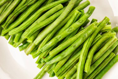 Taze taze fasulye taze sebze fasulyesi sağlıklı yemek aperatifi taze lezzetli gurme masası yemek arkaplanı hazırlıyor rustik üst görünüm fotokopi alanı keto ve paleo diyet vejetaryen ve vejetaryen yemekleri.