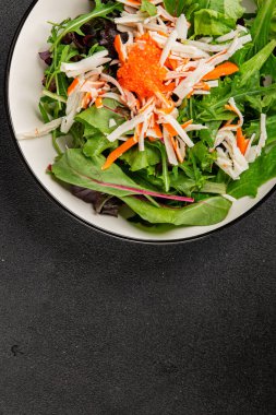 Yengeç eti salatası, kırmızı havyar, yeşil salata sağlıklı yemek karışımı ana yemek ana yemek aperatifi taze lezzetli masa arkaplanı sofra kırsal yemek üst görünüm fotokopi alanı pezeteryan diyeti