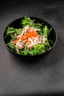 Yengeç eti salatası, kırmızı havyar, yeşil salata sağlıklı yemek karışımı ana yemek ana yemek aperatifi taze lezzetli masa arkaplanı sofra kırsal yemek üst görünüm fotokopi alanı pezeteryan diyeti