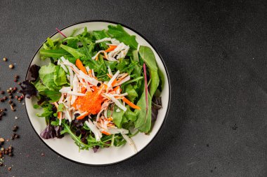 Yengeç eti salatası, kırmızı havyar, yeşil salata sağlıklı yemek karışımı ana yemek ana yemek aperatifi taze lezzetli masa arkaplanı sofra kırsal yemek üst görünüm fotokopi alanı pezeteryan diyeti