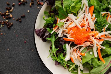Yengeç eti salatası, kırmızı havyar, yeşil salata sağlıklı yemek karışımı ana yemek ana yemek aperatifi taze lezzetli masa arkaplanı sofra kırsal yemek üst görünüm fotokopi alanı pezeteryan diyeti
