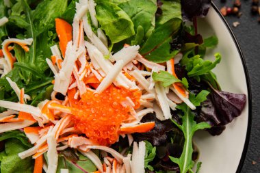 Yengeç eti salatası, kırmızı havyar, yeşil salata sağlıklı yemek karışımı ana yemek ana yemek aperatifi taze lezzetli masa arkaplanı sofra kırsal yemek üst görünüm fotokopi alanı pezeteryan diyeti