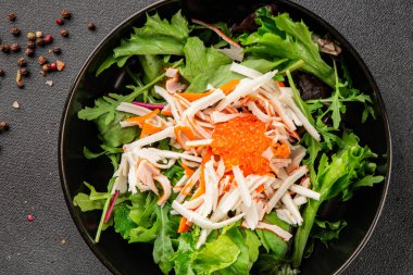 Yengeç eti salatası, kırmızı havyar, yeşil salata sağlıklı yemek karışımı ana yemek ana yemek aperatifi taze lezzetli masa arkaplanı sofra kırsal yemek üst görünüm fotokopi alanı pezeteryan diyeti