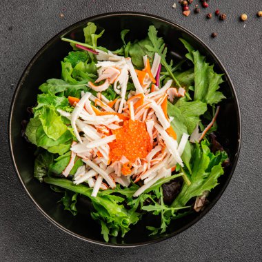 Yengeç eti salatası, kırmızı havyar, yeşil salata sağlıklı yemek karışımı ana yemek ana yemek aperatifi taze lezzetli masa arkaplanı sofra kırsal yemek üst görünüm fotokopi alanı pezeteryan diyeti