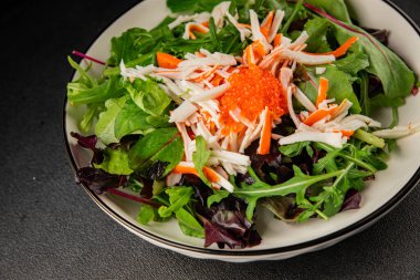 Yengeç eti salatası, kırmızı havyar, yeşil salata sağlıklı yemek karışımı ana yemek ana yemek aperatifi taze lezzetli masa arkaplanı sofra kırsal yemek üst görünüm fotokopi alanı pezeteryan diyeti