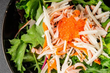 Yengeç eti salatası, kırmızı havyar, yeşil salata sağlıklı yemek karışımı ana yemek ana yemek aperatifi taze lezzetli masa arkaplanı sofra kırsal yemek üst görünüm fotokopi alanı pezeteryan diyeti