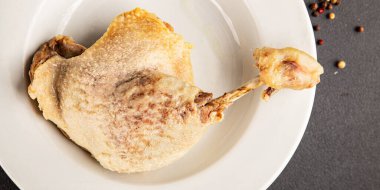 Ördek bacağı, haşlanmış et, kümes hayvanları sağlıklı yemek, ana yemek malzemesi aperatif taze yemek masası sofraya gurme yemek arka planı, kırsal yemek üst görünüm fotokopi alanı.