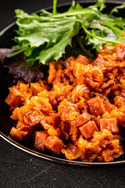 Jambon küp domates soslu haşlanmış lahana, haşlanmış lahana, sebze, sağlıklı yemek ana yemek, aperatif, taze lezzetli masa, gurme yemek arka planı, rustik gıda üst görünüm, fotokopi alanı.