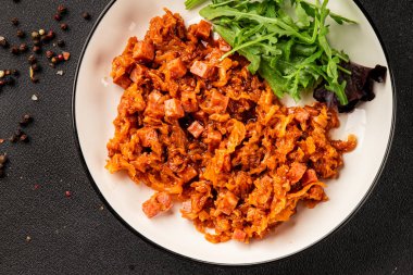 Jambon küp domates soslu haşlanmış lahana, haşlanmış lahana, sebze, sağlıklı yemek ana yemek, aperatif, taze lezzetli masa, gurme yemek arka planı, rustik gıda üst görünüm, fotokopi alanı.