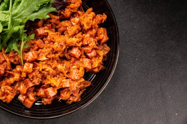 Jambon küp domates soslu haşlanmış lahana, haşlanmış lahana, sebze, sağlıklı yemek ana yemek, aperatif, taze lezzetli masa, gurme yemek arka planı, rustik gıda üst görünüm, fotokopi alanı.