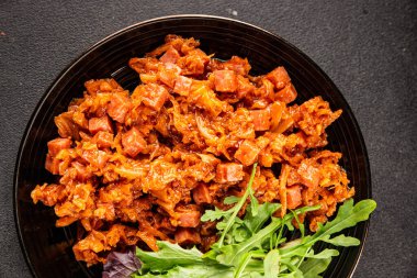 Jambon küp domates soslu haşlanmış lahana, haşlanmış lahana, sebze, sağlıklı yemek ana yemek, aperatif, taze lezzetli masa, gurme yemek arka planı, rustik gıda üst görünüm, fotokopi alanı.