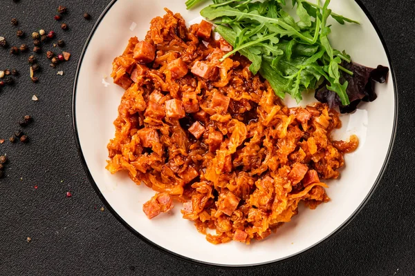 Jambon küp domates soslu haşlanmış lahana, haşlanmış lahana, sebze, sağlıklı yemek ana yemek, aperatif, taze lezzetli masa, gurme yemek arka planı, rustik gıda üst görünüm, fotokopi alanı.