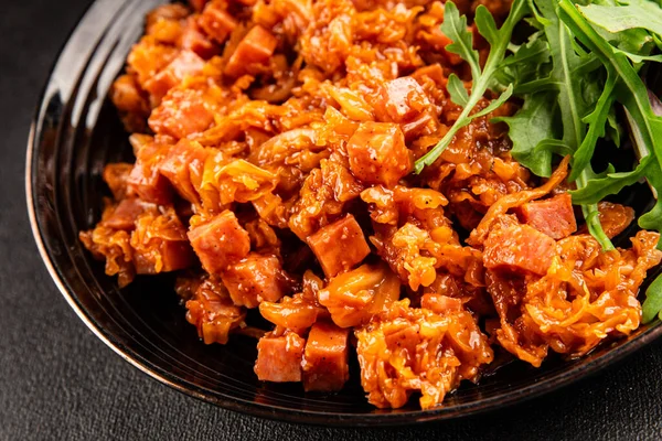 Jambon küp domates soslu haşlanmış lahana, haşlanmış lahana, sebze, sağlıklı yemek ana yemek, aperatif, taze lezzetli masa, gurme yemek arka planı, rustik gıda üst görünüm, fotokopi alanı.