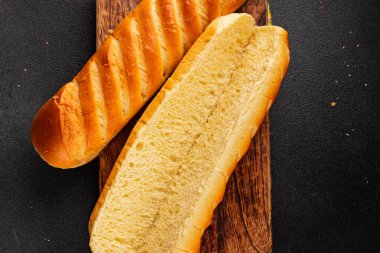 Sosisli ekmeği için taze çörek, doğal pişmiş yiyecekler, iştah açıcı, taze yemek masası, sofrada gurme yemek arka planı, kırsal yiyecekler, fotokopi alanı.