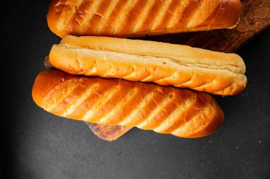 Sosisli ekmeği için taze çörek, doğal pişmiş yiyecekler, iştah açıcı, taze yemek masası, sofrada gurme yemek arka planı, kırsal yiyecekler, fotokopi alanı.