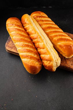 Sosisli ekmeği için taze çörek, doğal pişmiş yiyecekler, iştah açıcı, taze yemek masası, sofrada gurme yemek arka planı, kırsal yiyecekler, fotokopi alanı.