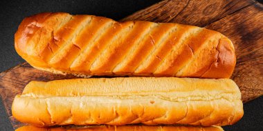 Sosisli ekmeği için taze çörek, doğal pişmiş yiyecekler, iştah açıcı, taze yemek masası, sofrada gurme yemek arka planı, kırsal yiyecekler, fotokopi alanı.