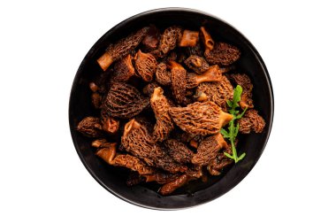 Morels mantarları doğal mantarları sağlıklı yiyecekleri aperatifleri taze lezzetli gurme yemek arka planlarını masadaki rustik yiyecekleri fotokopi alanı keto ve paleo diyeti vejetaryen ve vejetaryen yemekleri.