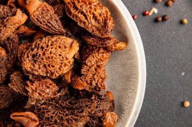 Morels mantarları doğal mantarları sağlıklı yiyecekleri aperatifleri taze lezzetli gurme yemek arka planlarını masadaki rustik yiyecekleri fotokopi alanı keto ve paleo diyeti vejetaryen ve vejetaryen yemekleri.