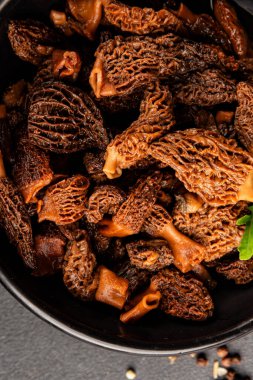 Morels mantarları doğal mantarları sağlıklı yiyecekleri aperatifleri taze lezzetli gurme yemek arka planlarını masadaki rustik yiyecekleri fotokopi alanı keto ve paleo diyeti vejetaryen ve vejetaryen yemekleri.