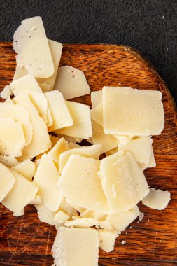 Parmesan peyniri dogal dogal saglikli yiyecek aperatifi taze leziz masa arkaplani, sofrada gurme yemek arka plani, rustik yiyecekler, fotokopi masasi.
