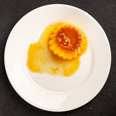 Flan tatlısı karamel pudingi tatlı tatlı tatlı krema lezzetli aperatif lezzetli gurme yemek arkaplanı masa kırsal yiyeceklerin üst görüntüsü fotokopi alanı.