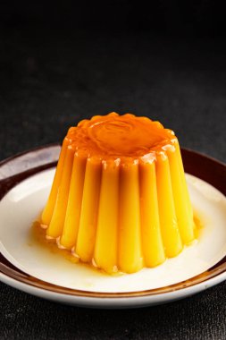 Flan tatlısı karamel pudingi tatlı tatlı tatlı krema lezzetli aperatif lezzetli gurme yemek arkaplanı masa kırsal yiyeceklerin üst görüntüsü fotokopi alanı.