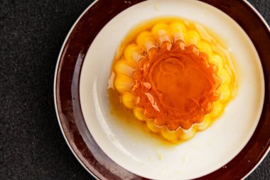 Flan tatlısı karamel pudingi tatlı tatlı tatlı krema lezzetli aperatif lezzetli gurme yemek arkaplanı masa kırsal yiyeceklerin üst görüntüsü fotokopi alanı.