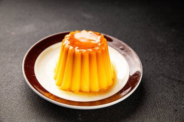 Flan tatlısı karamel pudingi tatlı tatlı tatlı krema lezzetli aperatif lezzetli gurme yemek arkaplanı masa kırsal yiyeceklerin üst görüntüsü fotokopi alanı.
