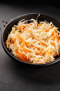 Lahana salatası lahana salatası lahana salatası doğal sağlıklı yemek aperatifi taze yemek masası sofraya gurme yemek arkaplanı koyun rustik yemekler üst görünüm fotokopi alanı vejetaryen ve vejetaryen yemekleri