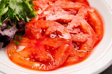 Domates salatası carpaccio dilimlenmiş sebzeler lezzetli aperatif lezzetli gurme yemek arkaplan masa üzerinde rustik gıda fotokopi alanı keto ve paleo diyet vejetaryen ve vejetaryen gıda
