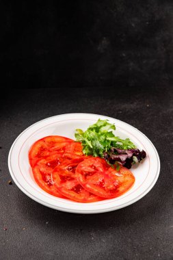 Domates salatası carpaccio dilimlenmiş sebzeler lezzetli aperatif lezzetli gurme yemek arkaplan masa üzerinde rustik gıda fotokopi alanı keto ve paleo diyet vejetaryen ve vejetaryen gıda