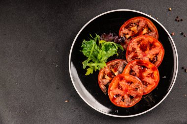 Domates salatası carpaccio dilimlenmiş sebzeler lezzetli aperatif lezzetli gurme yemek arkaplan masa üzerinde rustik gıda fotokopi alanı keto ve paleo diyet vejetaryen ve vejetaryen gıda