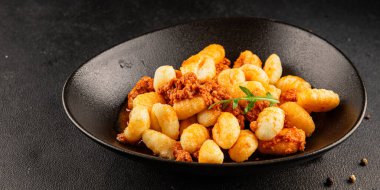 Gnocchi sosu ton balığı ana yemek ana yemek aperatifler taze lezzetli masa sofraya gurme yemek arka planı kırsal yemek üst görünüm fotokopi alanı
