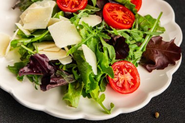 Parmesan peynirli sebze salatası domates, roka, yeşil yaprak marul sağlıklı yemek ana yemek aperatifi taze lezzetli gurme yemek arkaplanı masa rustik yemek üst görünüm uzay keto ve paleo diyet vejetaryen gıda