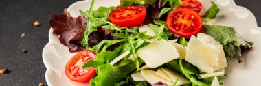 Parmesan peynirli sebze salatası domates, roka, yeşil yaprak marul sağlıklı yemek ana yemek aperatifi taze lezzetli gurme yemek arkaplanı masa rustik yemek üst görünüm uzay keto ve paleo diyet vejetaryen gıda