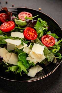 Parmesan peynirli sebze salatası domates, roka, yeşil yaprak marul sağlıklı yemek ana yemek aperatifi taze lezzetli gurme yemek arkaplanı masa rustik yemek üst görünüm uzay keto ve paleo diyet vejetaryen gıda