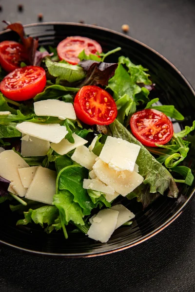 Parmesan peynirli sebze salatası domates, roka, yeşil yaprak marul sağlıklı yemek ana yemek aperatifi taze lezzetli gurme yemek arkaplanı masa rustik yemek üst görünüm uzay keto ve paleo diyet vejetaryen gıda