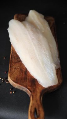 Donmuş balık fileto beyaz balık pangasius deniz ürünleri lezzetli leziz lezzetli gurme lezzetli diyet arka planı masadaki kırsal yemek üst görüşü uzay keto ve paleo diyet