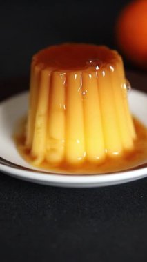 Flan tatlısı karamel pudingi tatlı tatlı tatlı krema lezzetli aperatif lezzetli gurme yemek arkaplanı masa kırsal yiyeceklerin üst görüntüsü fotokopi alanı.