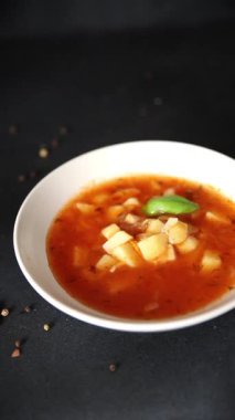 Kırmızı çorba, sebze patates, domates, et suyu, sebze çorbası, sebze çorbası, sebze çorbası, sebze çorbası, sebze çorbası, sebze çorbası, sebze çorbası.