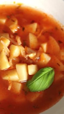 Kırmızı çorba, sebze patates, domates, et suyu, sebze çorbası, sebze çorbası, sebze çorbası, sebze çorbası, sebze çorbası, sebze çorbası, sebze çorbası.