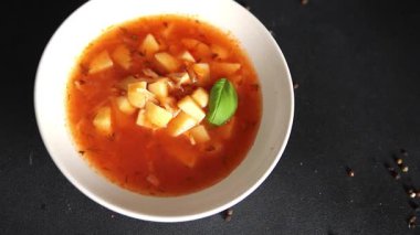 Kırmızı çorba, sebze patates, domates, et suyu, sebze çorbası, sebze çorbası, sebze çorbası, sebze çorbası, sebze çorbası, sebze çorbası, sebze çorbası.