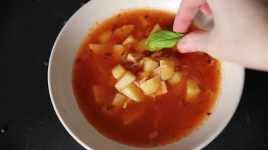 Kırmızı çorba, sebze patates, domates, et suyu, sebze çorbası, sebze çorbası, sebze çorbası, sebze çorbası, sebze çorbası, sebze çorbası, sebze çorbası.